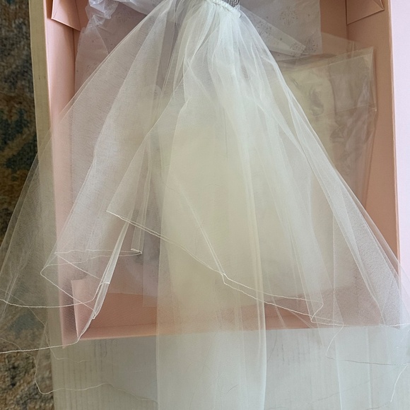 Two-Layer Shoulder Length Wedding Veil with a Pencil Edge main image 4